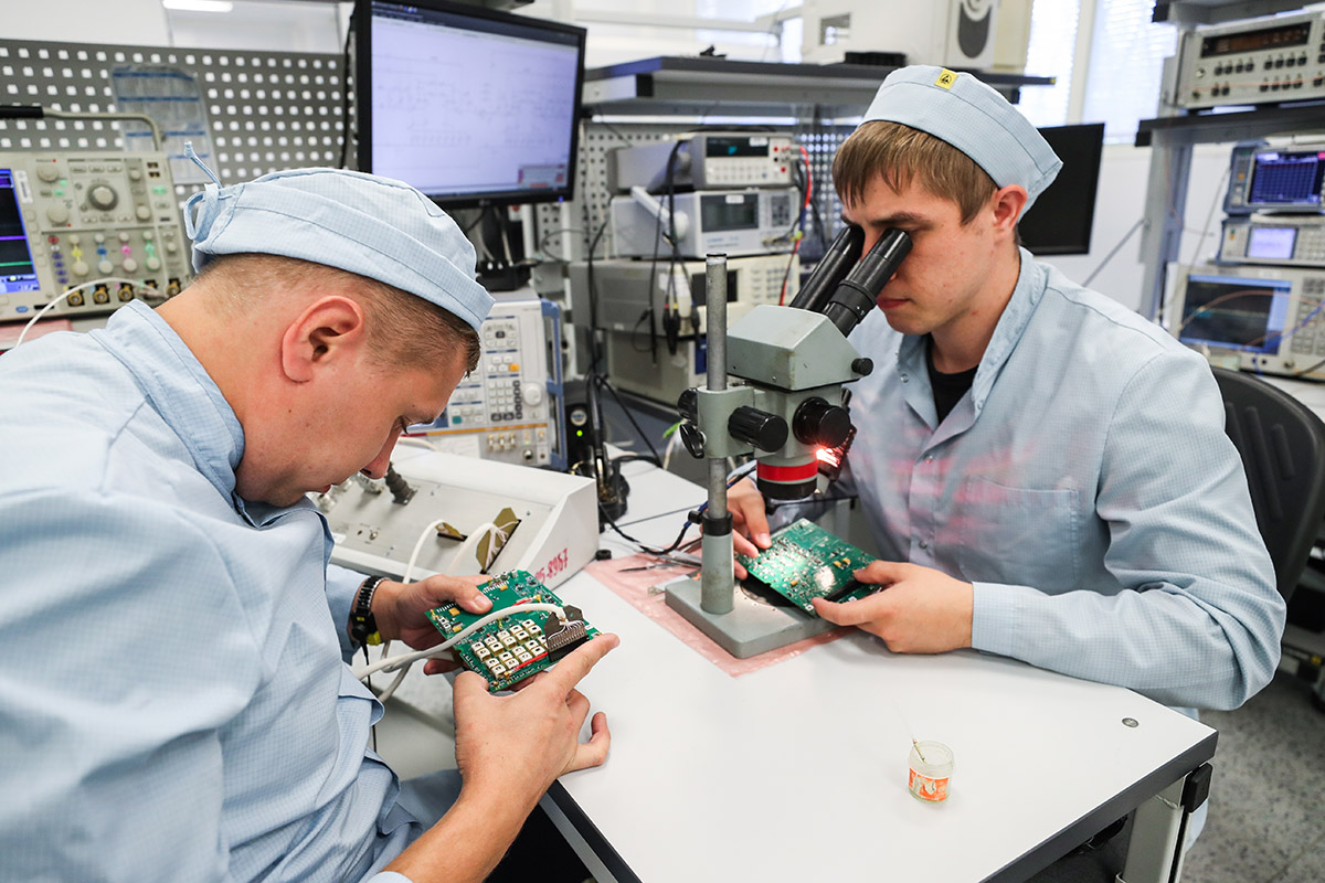 Сборка модулей полезной нагрузки для российских спутников связи