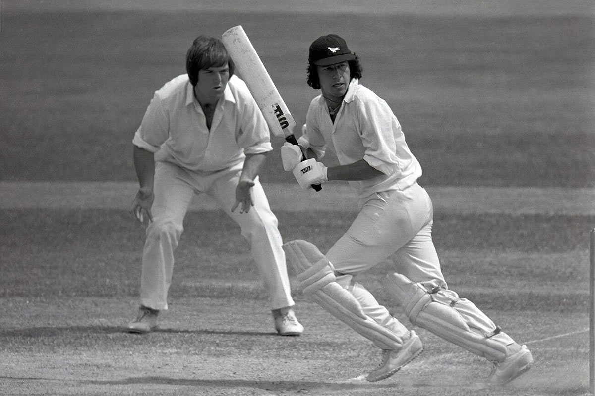 Имран Хан во время игры в крикет