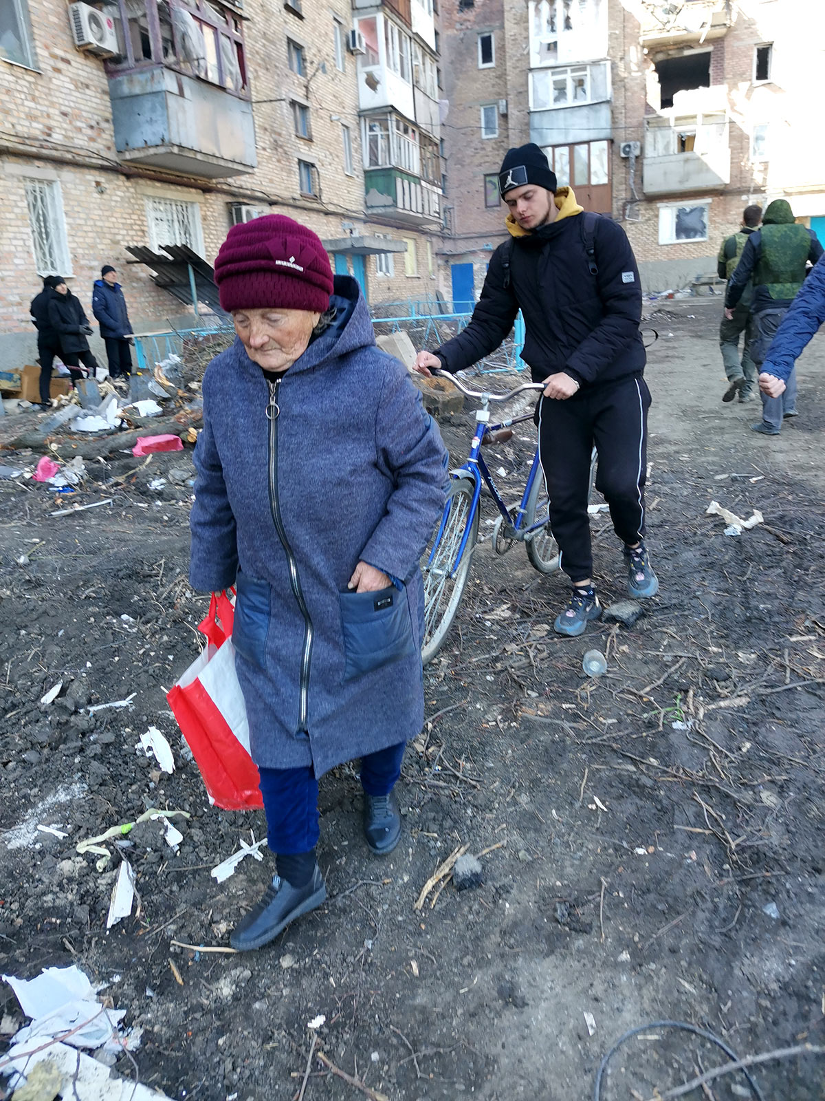 Жители Волновахи у разрушенного дома