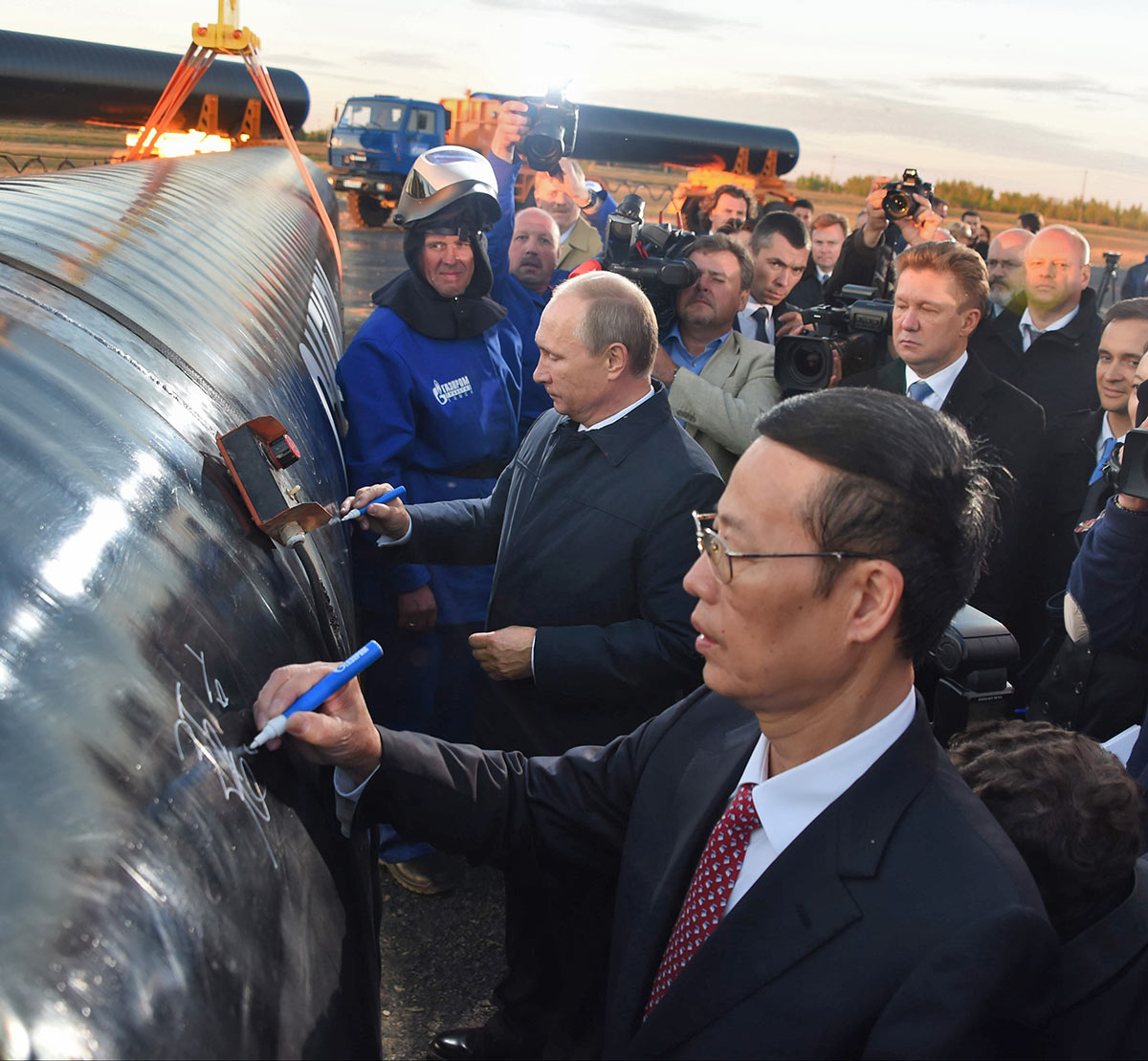 Владимир Путин, Чжан Гаоли, Алексей Миллер на церемонии соединения первого звена магистрального газопровода "Сила Сибири"