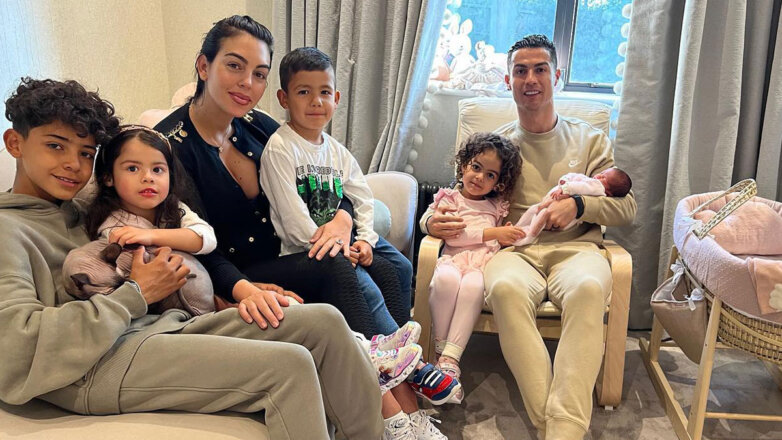 Роналду показал фото новорожденной дочери