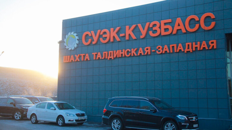 Из-за обрушения породы на шахте в Кузбассе за завалом оказались 2 человека