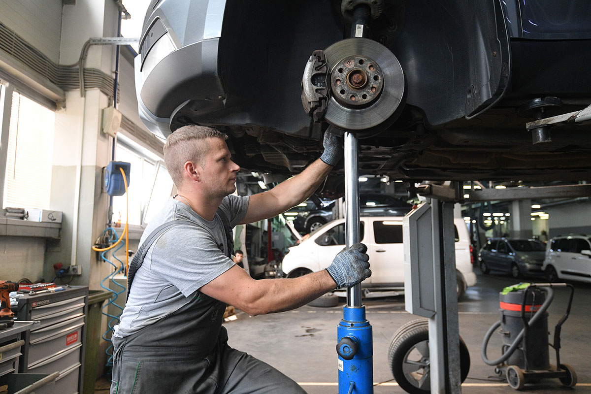 Сотрудник автосервиса во время работы