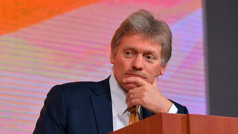Песков: Запад вводит цензуру для СМИ, но Россия должна объяснять свою позицию