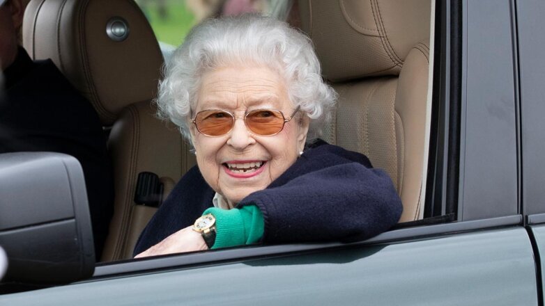 Елизавета II впервые за два месяца появилась на публике