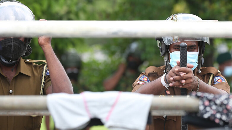 В Шри-Ланке ввели режим ЧП на фоне продолжающихся акций протеста