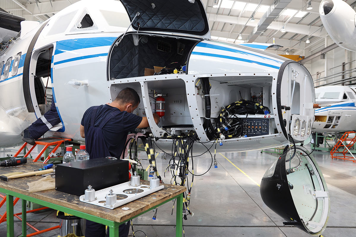 Самолет L-410 UVP-E20 в сборочном цехе на Уральском заводе гражданской авиации