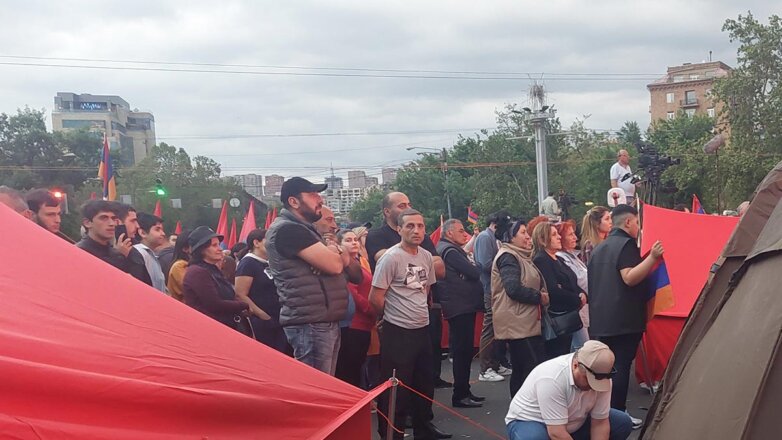 В Ереване оппозиция перекрыла 15 улиц и требует отставки премьер-министра Армении