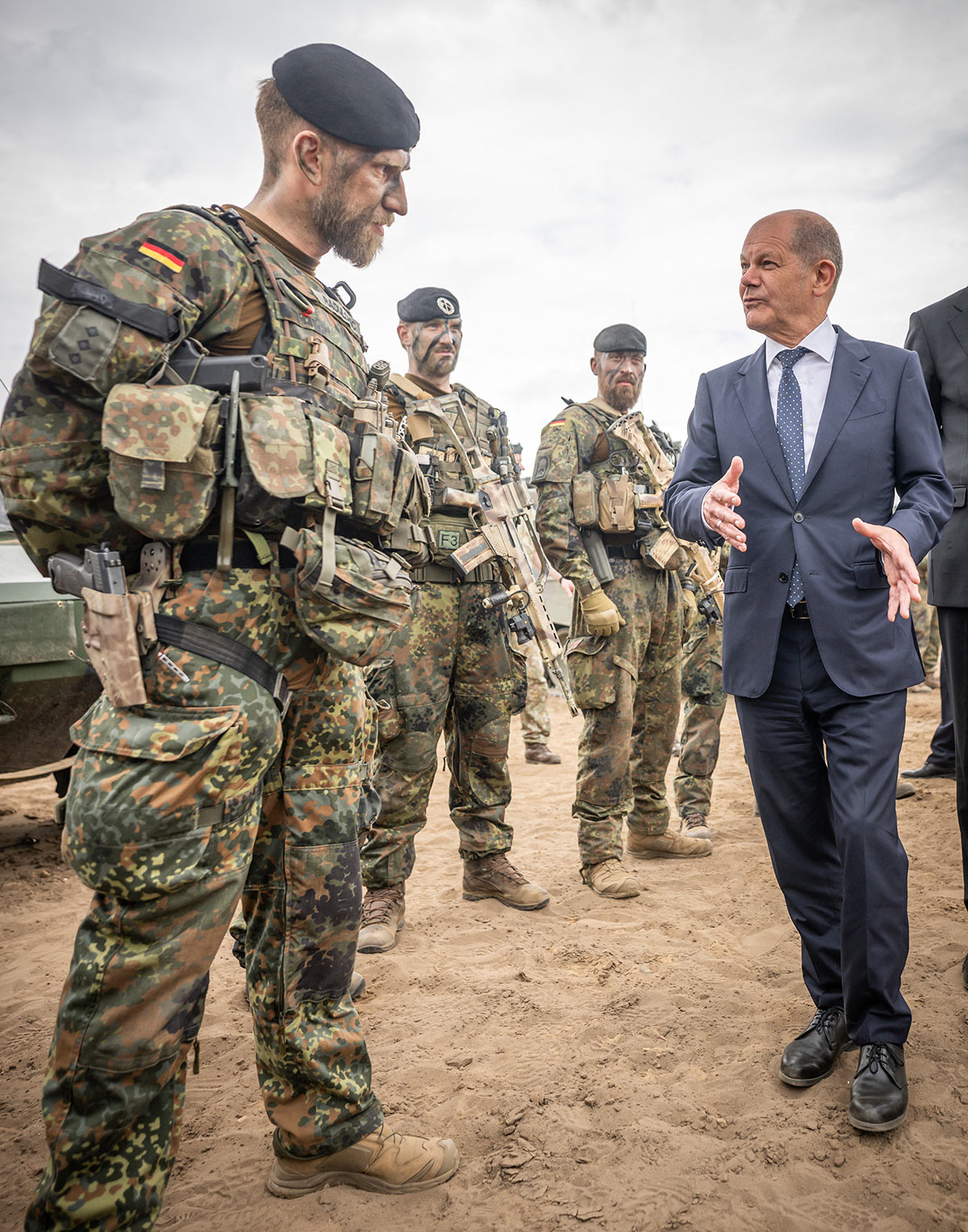 Олаф Шольц и солдат бундесвера