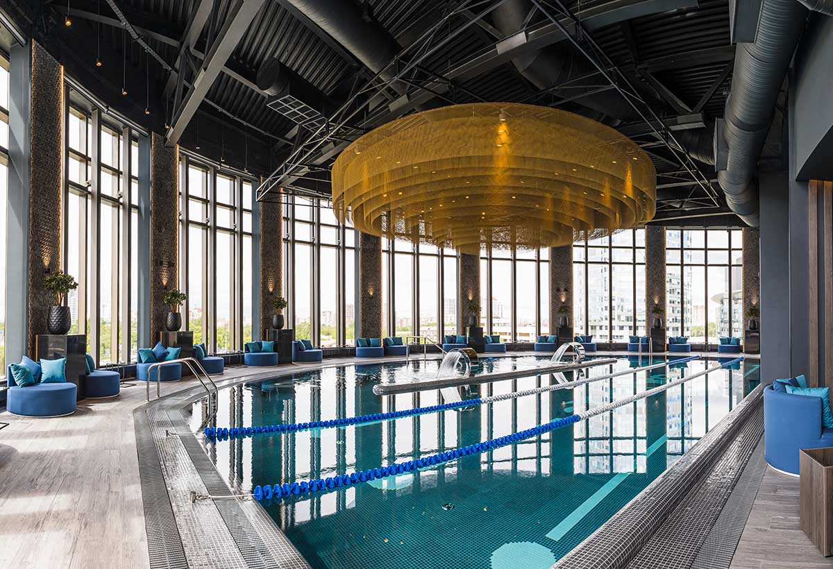 Бассейн клуба Encore Fitness