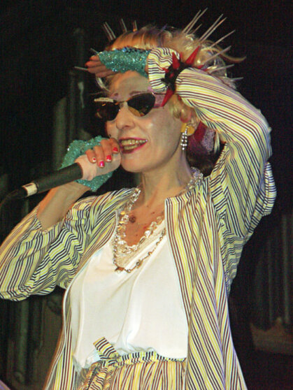 Жанна Агузарова во время выступления в одном из московских клубов.