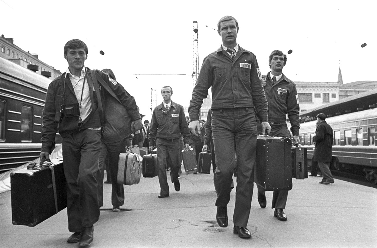 Московский комсомольский отряд, направляющийся на строительство БАМ