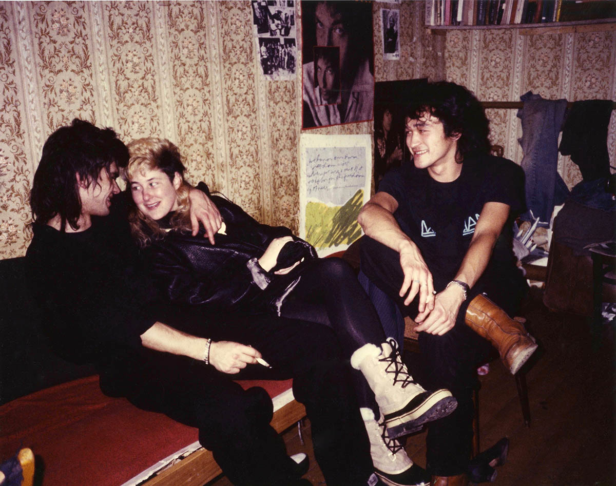 Музыканты Юрий Каспарян и Виктор Цой из "Кино" и Джоанна Стингрей