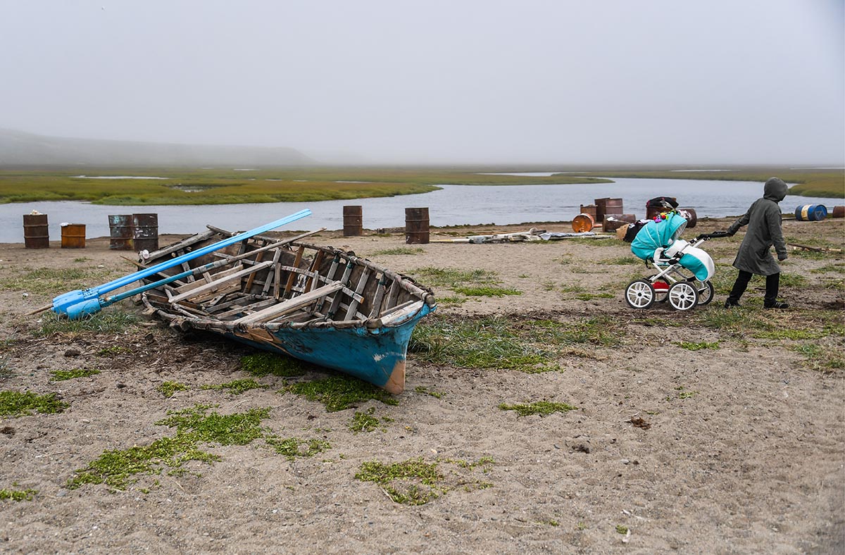 Чукотский автономный округ. Местная жительница с коляской
