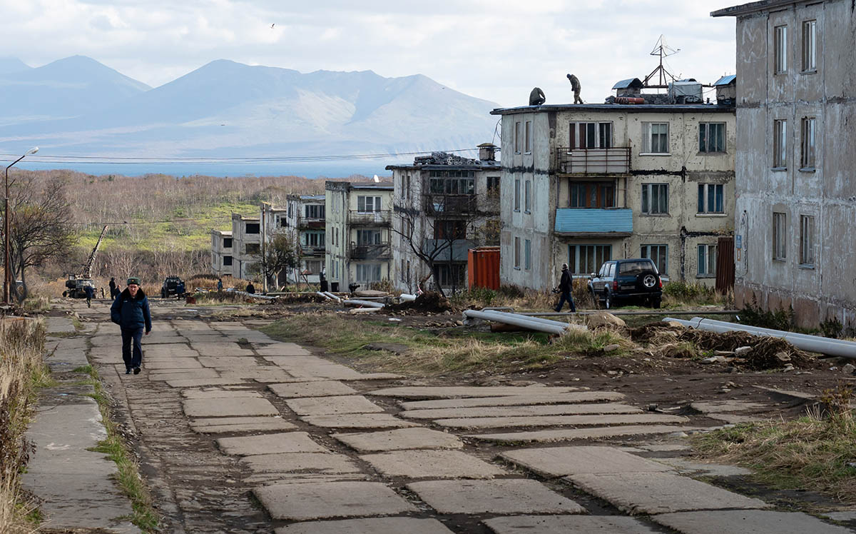 На одной из улиц поселка Горный на острове Итуруп