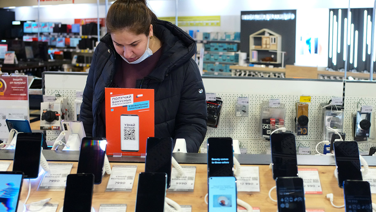 Покупательница в магазине бытовой техники и электроники