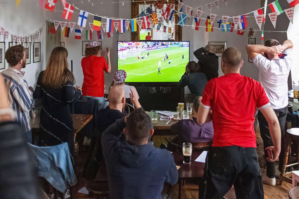 Болельщики сборной Англии в пабе