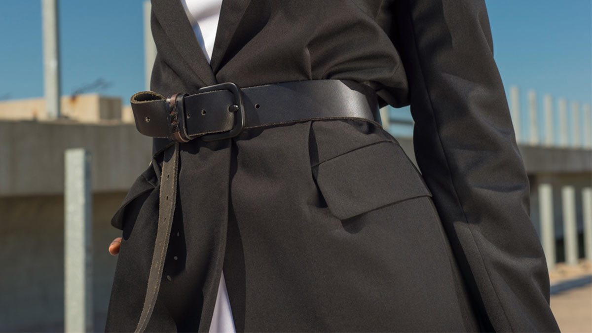 Большой ремень на поясе