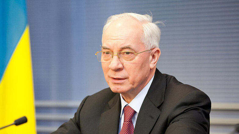 Азаров заявил, что введение визового режима с Россией навредит простым украинцам