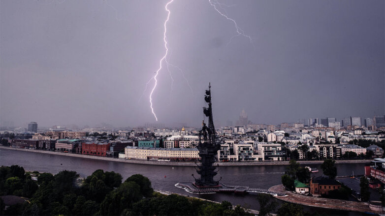 На Москву и Подмосковье обрушился ливень с грозой