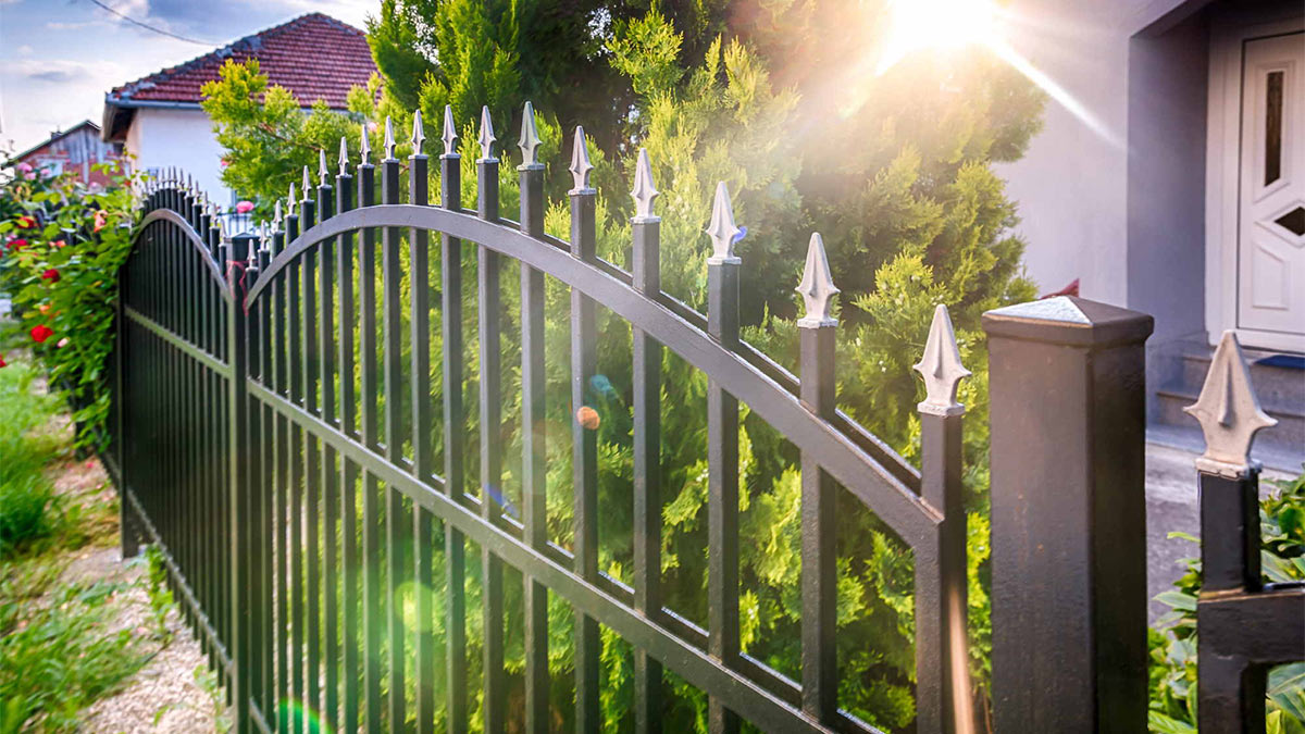 Металлический забор палисадника