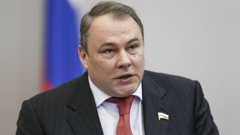 Толстой предложил заменить вывески в России ради единого языкового пространства