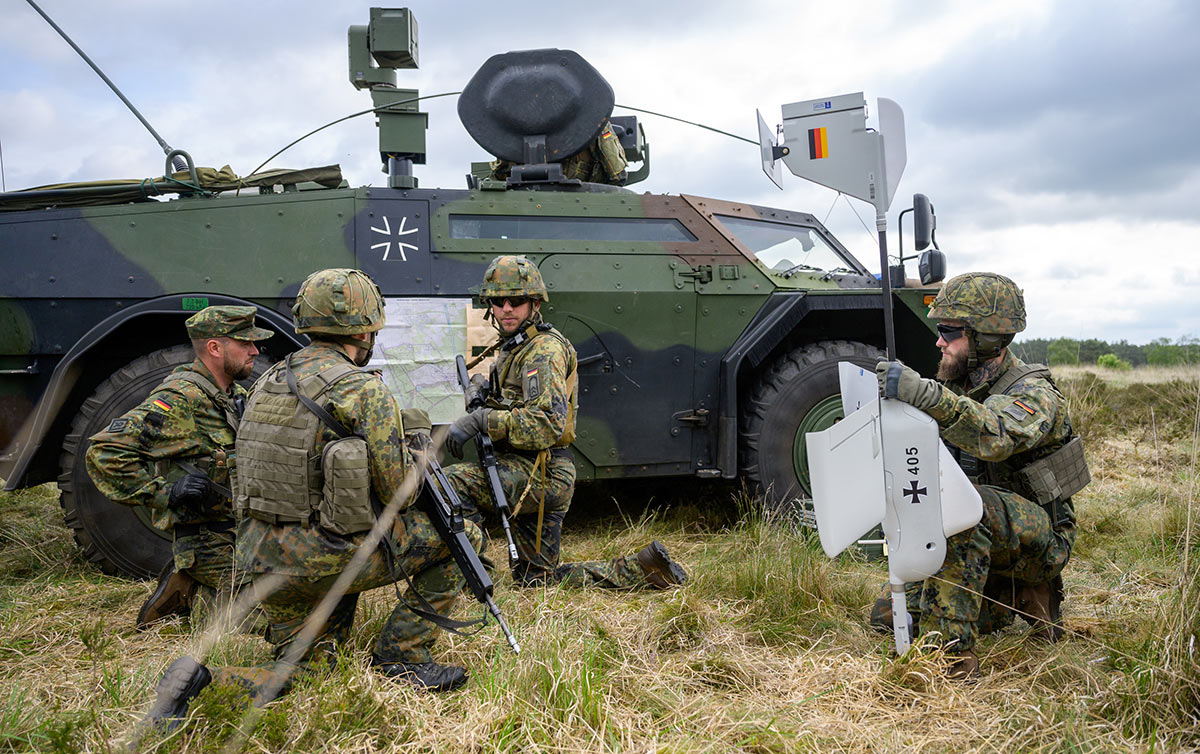 Солдаты Вооруженных сил Германии готовят к полету беспилотник
