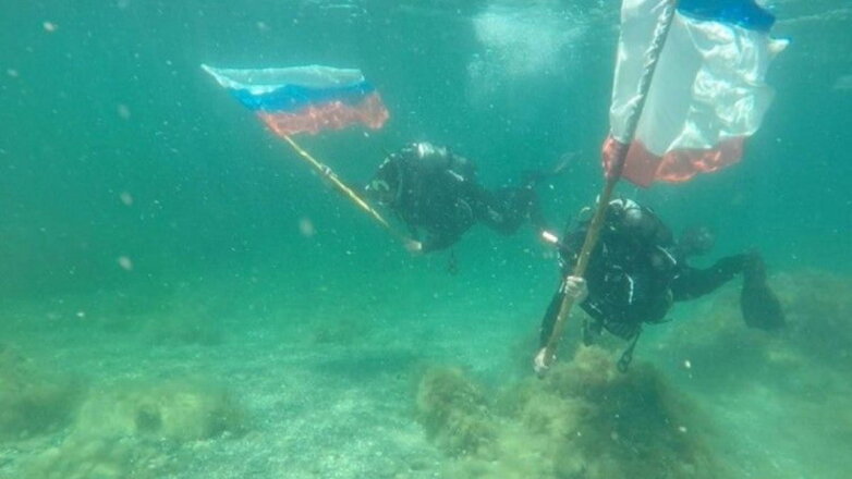 Флаг России установили на дне Чёрного моря в Крыму