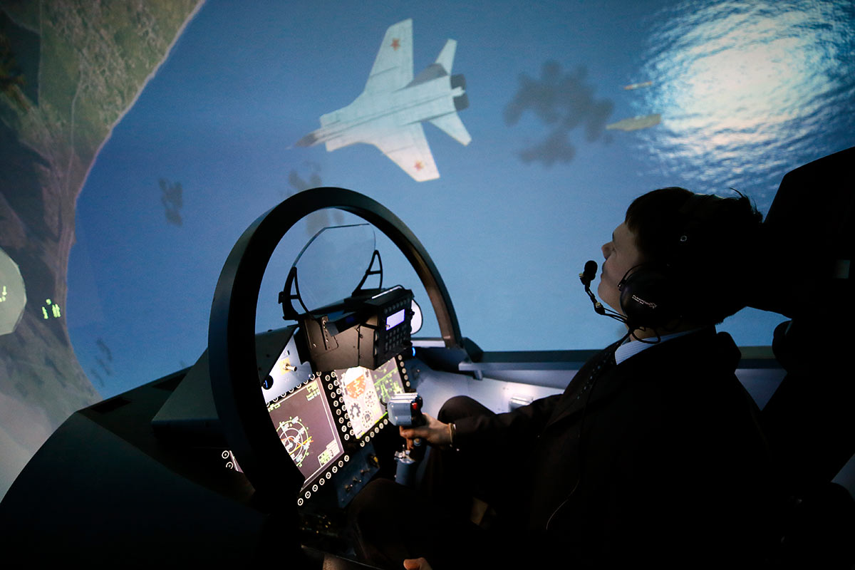 Пилот работает на летном тренажере