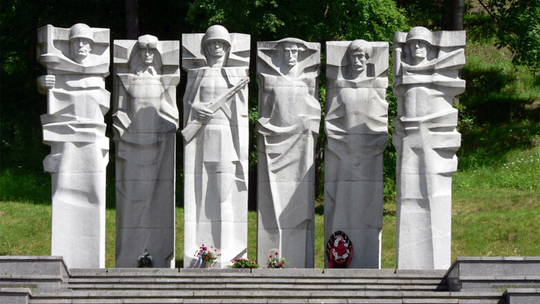 Памятники советским воинам демонтируют на кладбище в Вильнюсе в сентябре