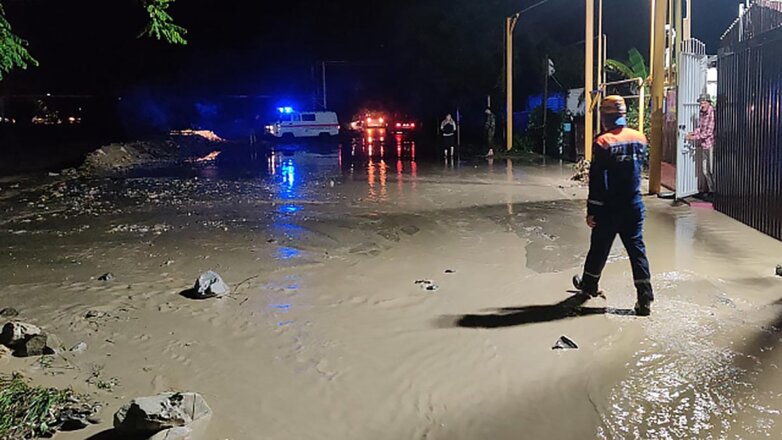 Жительница Сочи рассказала о последствиях мощного ливня и ураганного ветра