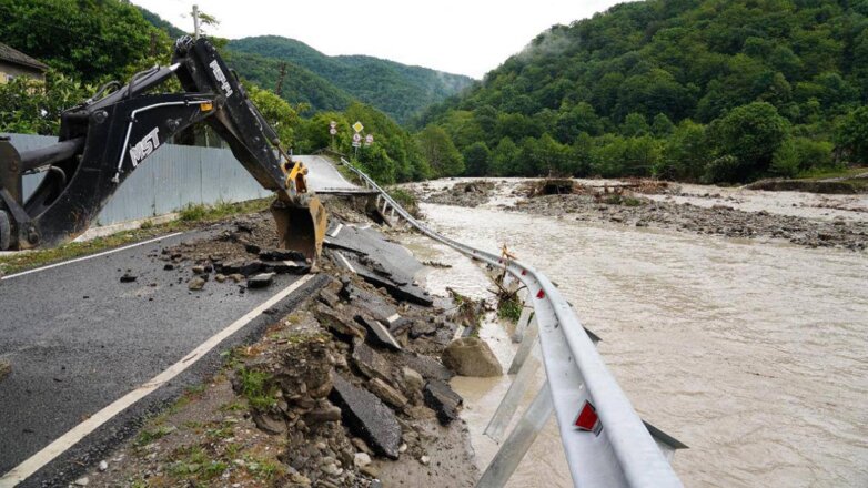 В Краснодарском крае продлили штормовое предупреждение