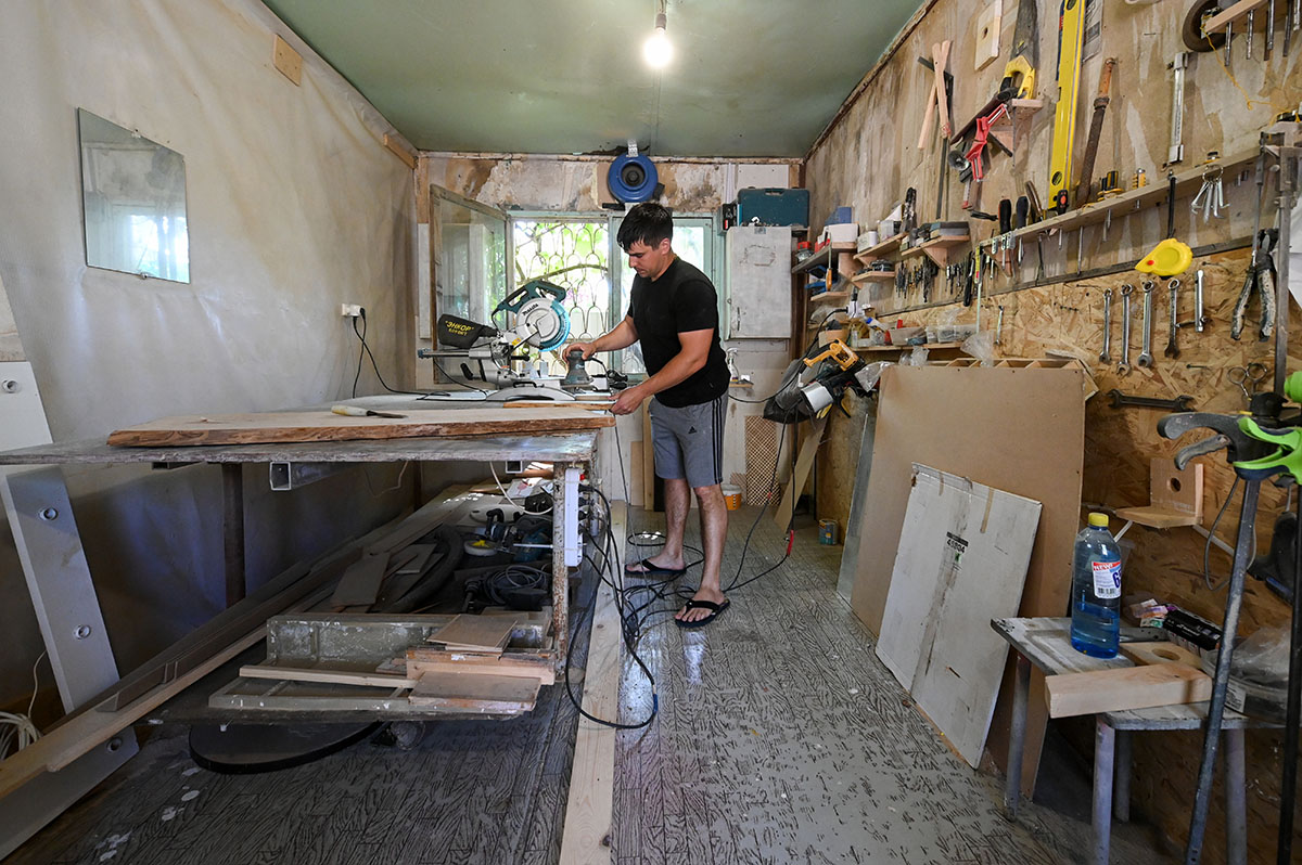 Производство мебели во дворе собственного дома