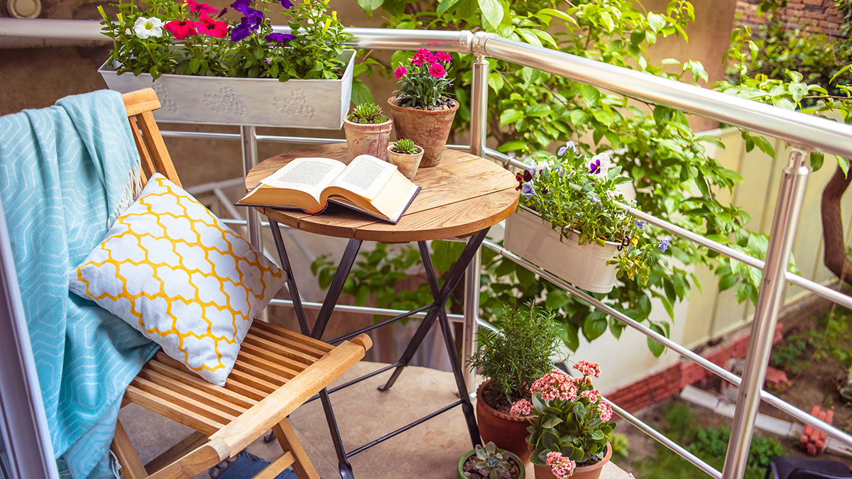 Уютная зона отдыха на балконе
