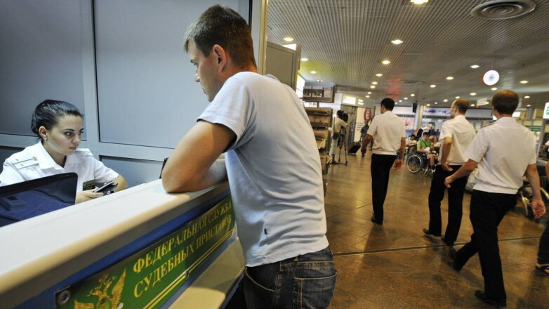 Право снимать запрет на выезд из РФ предложили дать россиянам