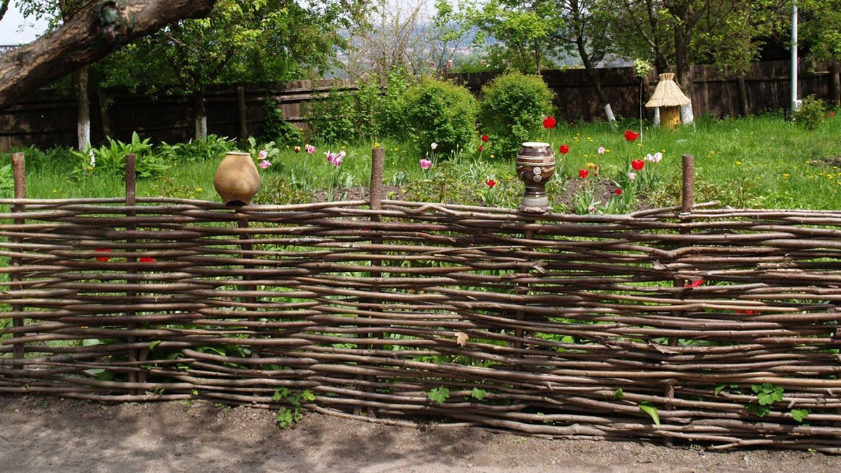Идеи плетеного забора для дачи