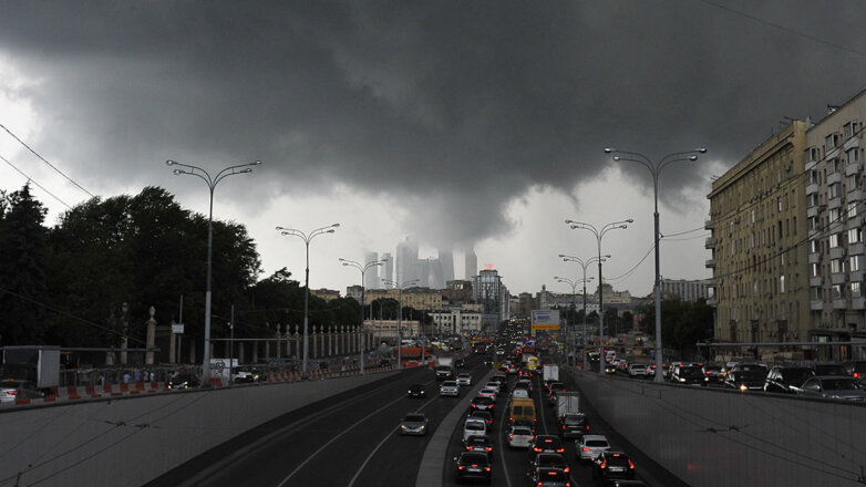 МЧС России предупредило москвичей об усилении ветра и грозе