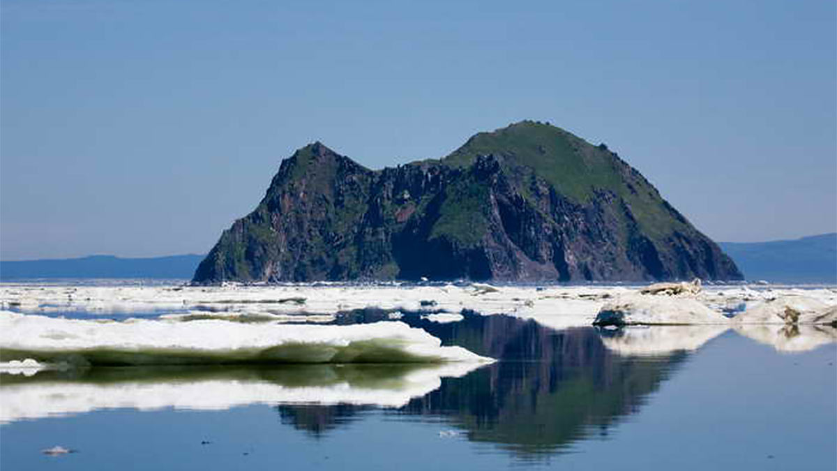 Один из Шантарских островов в Охотском море