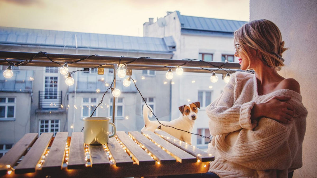 Уютная зона отдыха на балконе