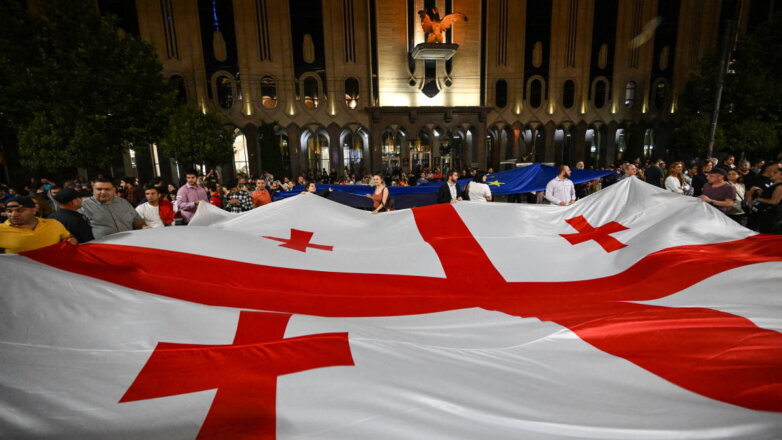 Протестующие начали строить баррикады на улицах Тбилиси