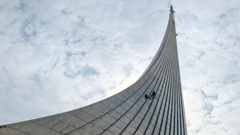 В Москве началась реставрация монумента "Покорителям космоса" у метро "ВДНХ"