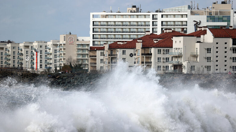 Жителям Сочи порекомендовали не выходить из домов на фоне сильного шторма