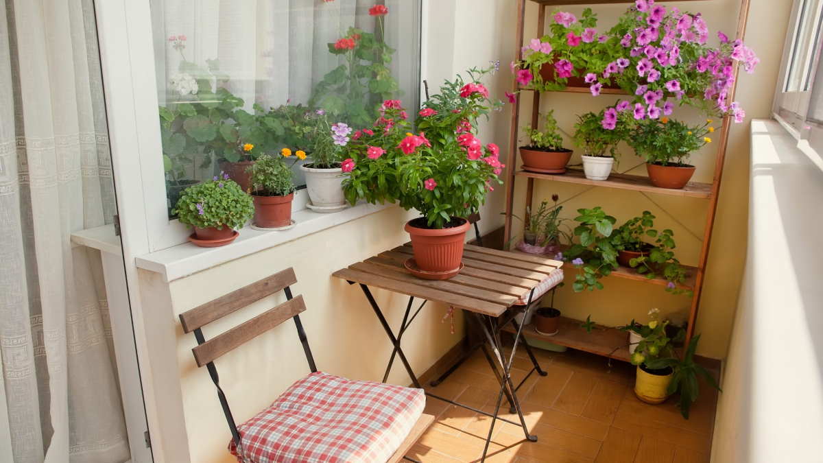 Уютная зона отдыха на балконе