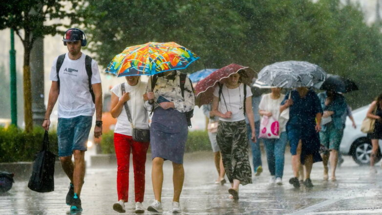 Сильный ливень затопил несколько улиц в Москве
