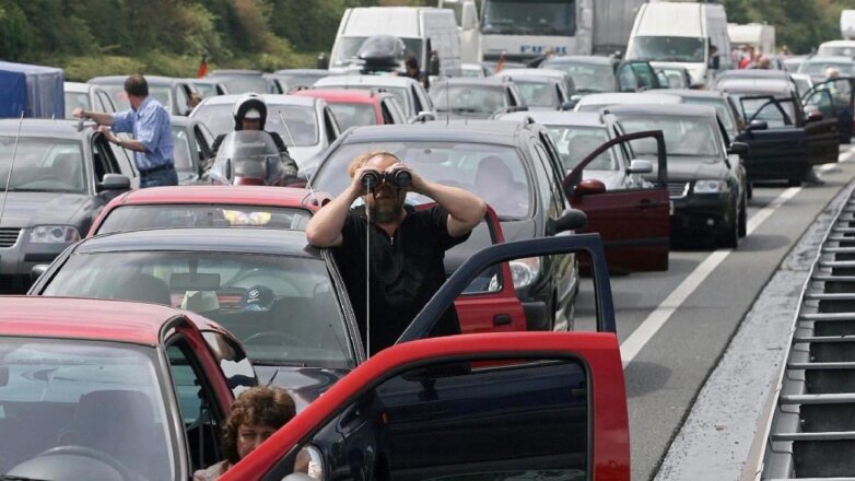 Туристы стоят в многочасовых пробках по дороге на юг России