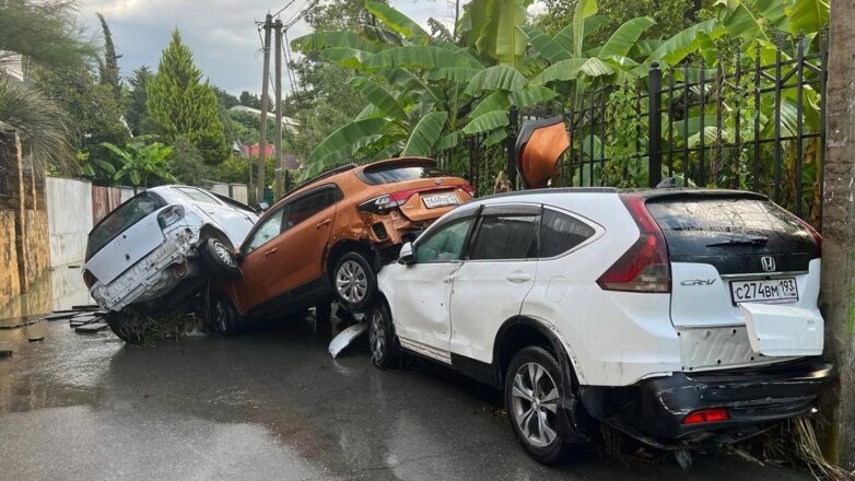 В результате сильных ливней в Сочи пострадали более 50 автомобилей