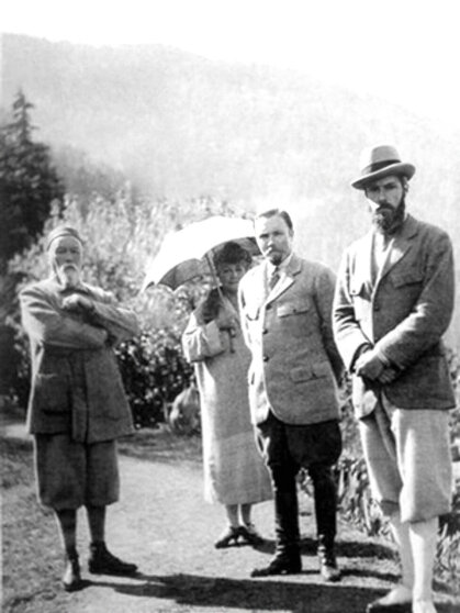 Ю.Н.Рерих с семьей