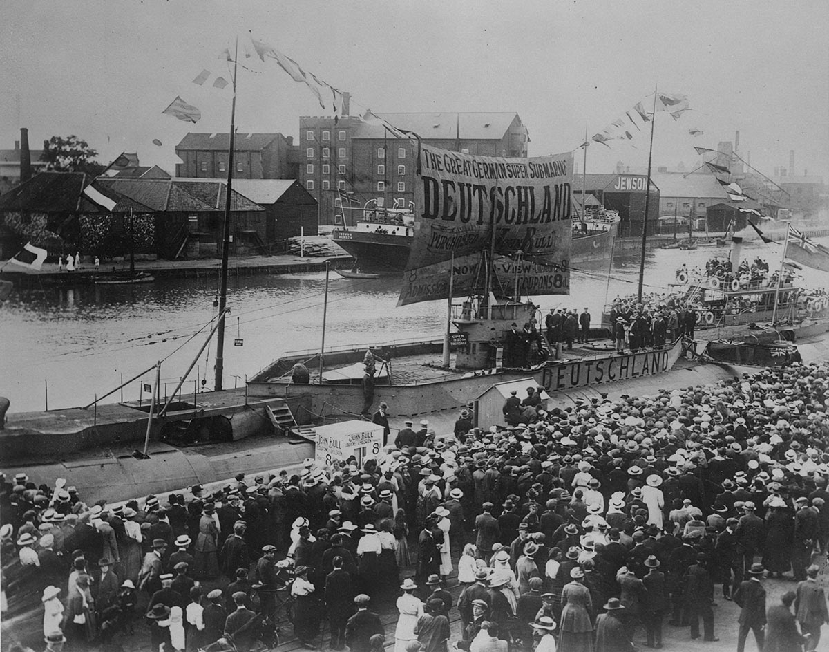 Немецкая подводная лодка "Дойчланд" на выставке в Ярмуте