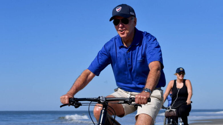 Байдена снова высмеяли за езду на велосипеде