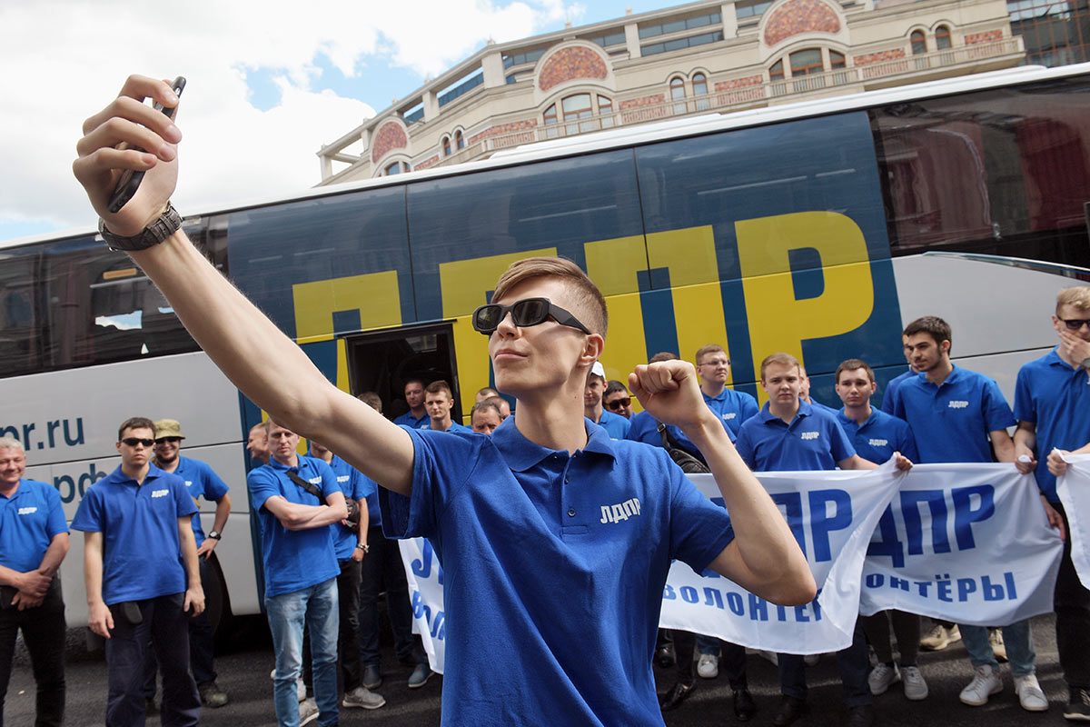 Участники церемонии проводов волонтеров ЛДПР для работы в Донецке